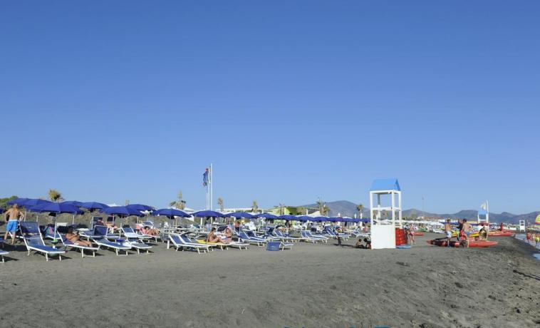 Spiaggia con chalet, bagni, docce fronte resort Baia-Domizia