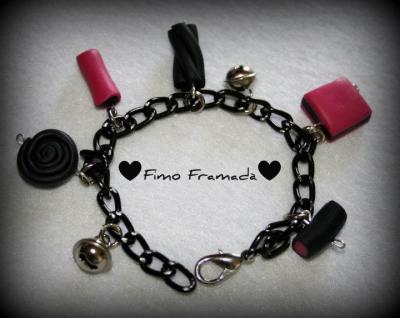 Bracciali con ciondoli strani e divertenti.