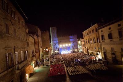 Todi Piazza allestita per il Festival ad Agosto