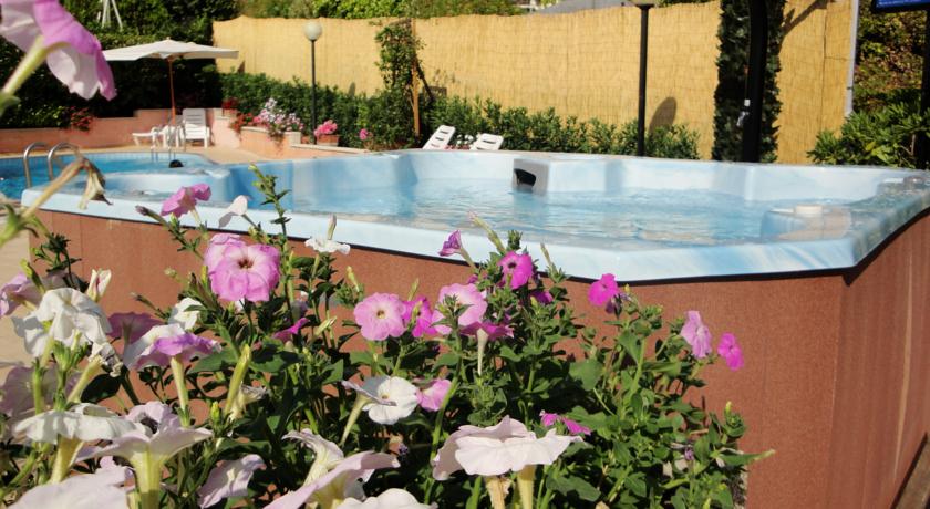 Mangiare a bordo Piscina in Hotel ad Assisi 