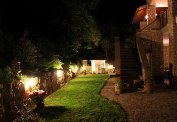 Vista serale Appartamenti con giardino vicino Perugia 