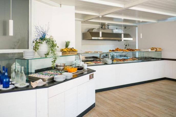 Buffet ristorante per colazione, pranzo e cena