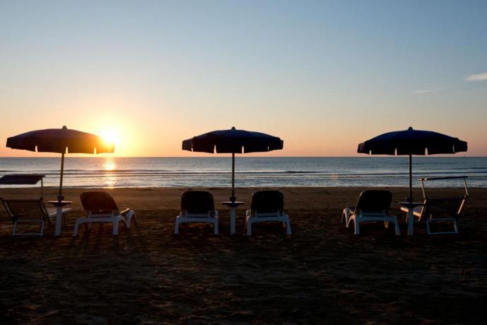 Spiaggia attrezzata con ombrelloni a Vieste