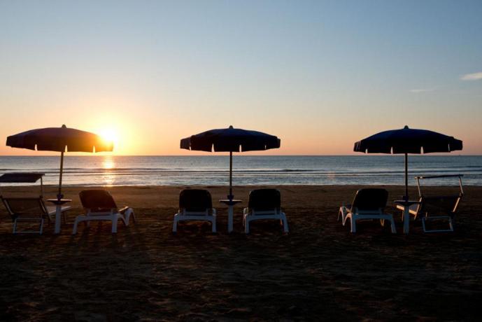 Spiaggia attrezzata con ombrelloni a Vieste 