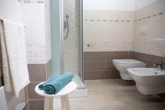 Bagno privato con box doccia appartamento-vacanze Isola Rossa 