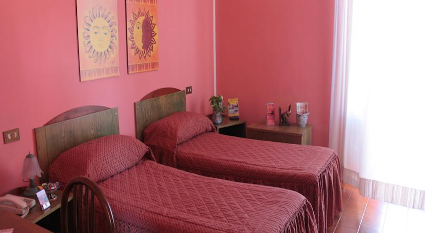 Camera doppia con letti singoli nell'hotel in Sicilia