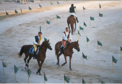 il palio medievale con le gare di cavalli a Sulmon