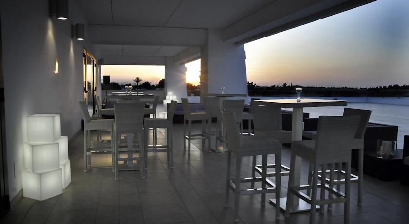 Aperitivo in Piscina in Romantico Resort TorreGuaceto