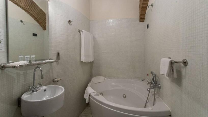Vasca Idromassaggio angolare in Junior Suite