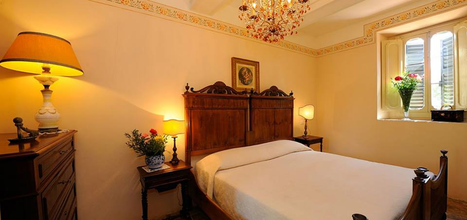 Suite con letto matrimoniale e mobili-epoca Perugia-Piscille
