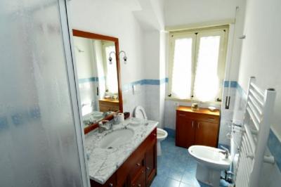 Bagno pulito e luminoso con Doccia.