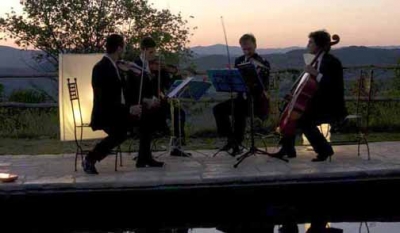 Musica bordo piscina in agriturismo per gruppi