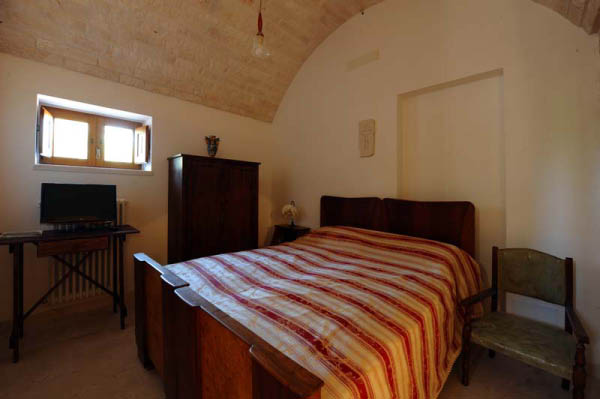 Camera da letto con tv dentro trullo Nunnacola 
