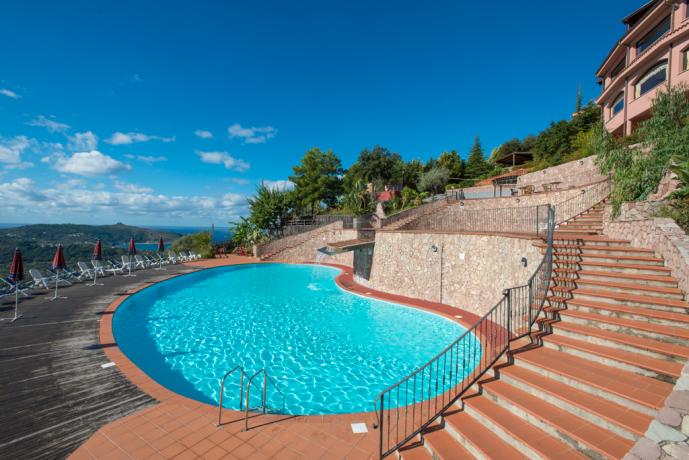 Piscina panoramica attrezzata con sdraio e ombrelloni