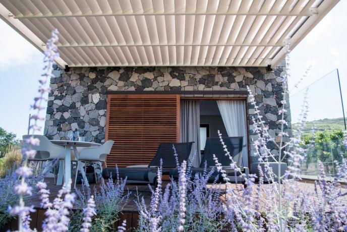Relais moderno arredato tavolo sedie Lipari Sicilia