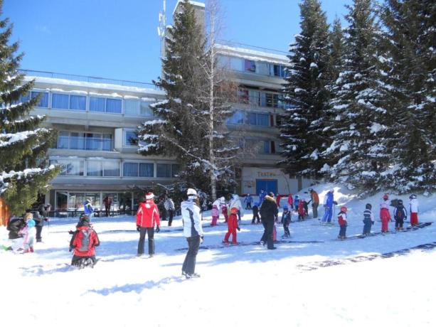 Lezioni sci davanti all'hotel 