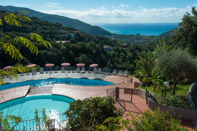Piscina immersa nella natura della collina