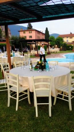 Ristorante per Eventi Privati in Giardino con Piscina