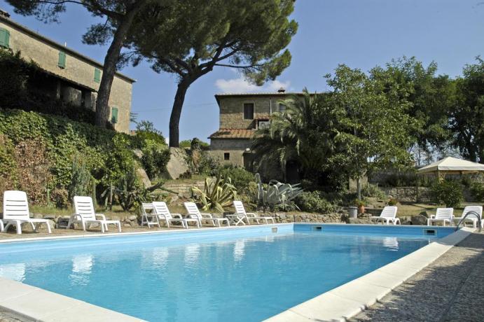 Piscina con lettino e vista panoramica Maremma Toscana