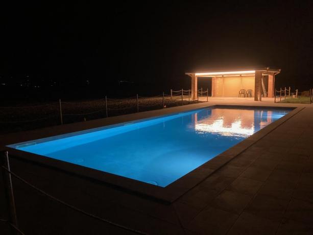 Piscina esterna di notte vicino ad Assisi  