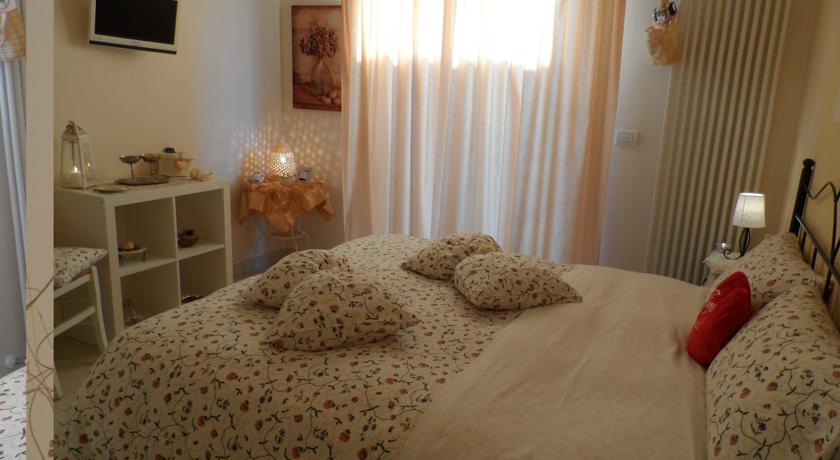 Camera Gerbera con mobili in stile