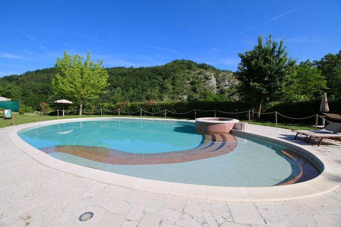 Piscina Esterna ad Apecchio in Appartamenti Vacanza 