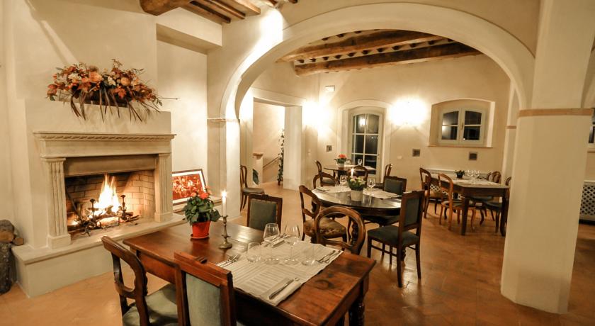 Salottino a disposizione dei Clienti con camino