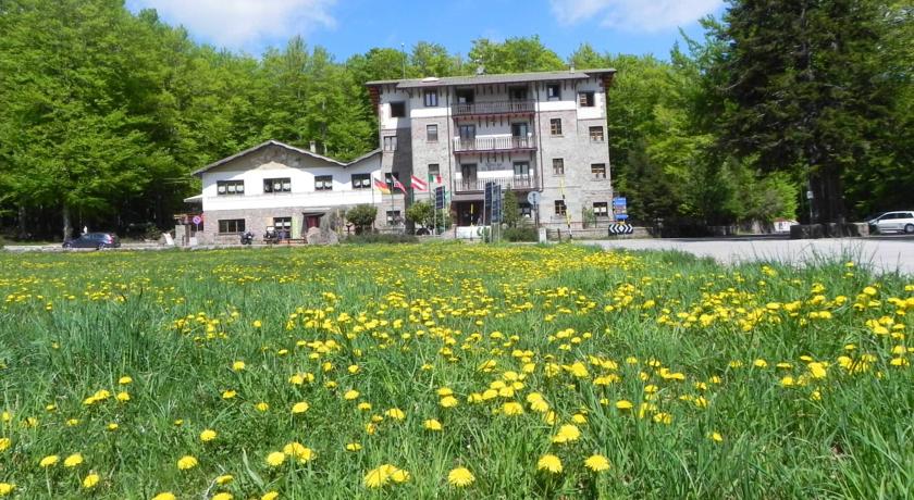 Prato e vista dell'Albergo Amiata 