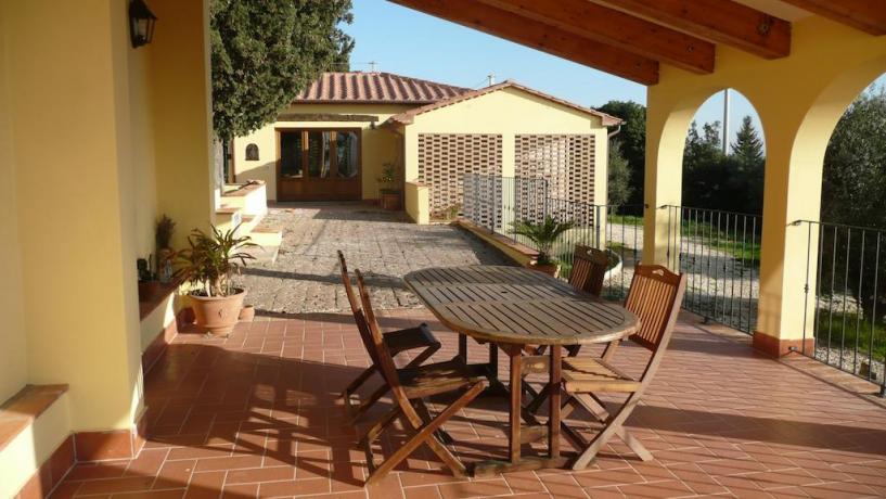Veranda con Tavoli e Sedie a Campiglia Marittima	