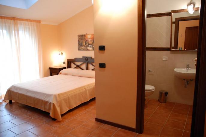 Camera matrimoniale con bagno hotel ad Alfedena