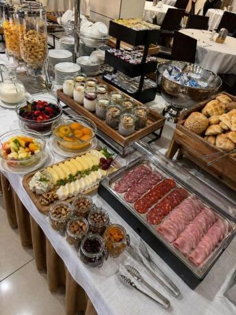 Buffet Colazione Hotel 4 stelle a Varcaturo
