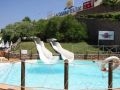 Piscina con scivoli per tuffi