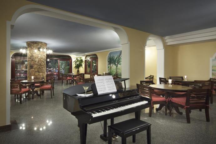 Pianoforte nella Sala Ristorante Albergo a Orosei