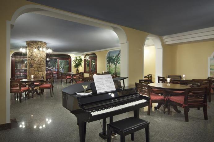 Pianoforte nella Sala Ristorante Albergo a Orosei 