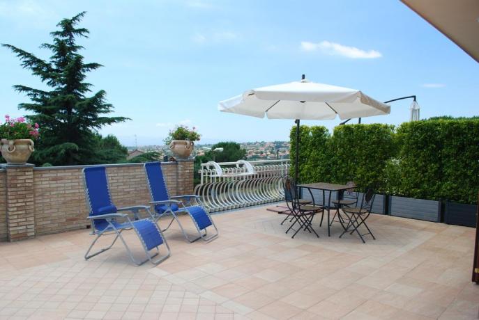 Terrazza attrezzata in casa vacanze per coppie sull'etna 