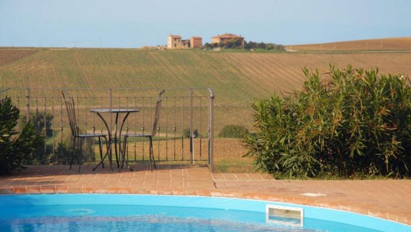 Relax in piscina immersi nel verdedell' Umbria 