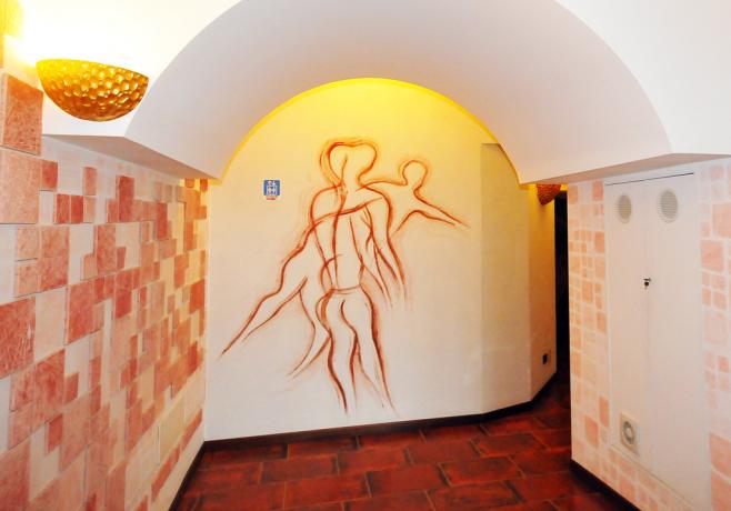 Hotel Alcamo in Sicilia, Hall con graffiti caratteristici 