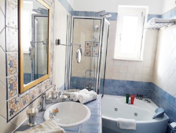 Bagno con doccia e Vasca Idromassaggio 