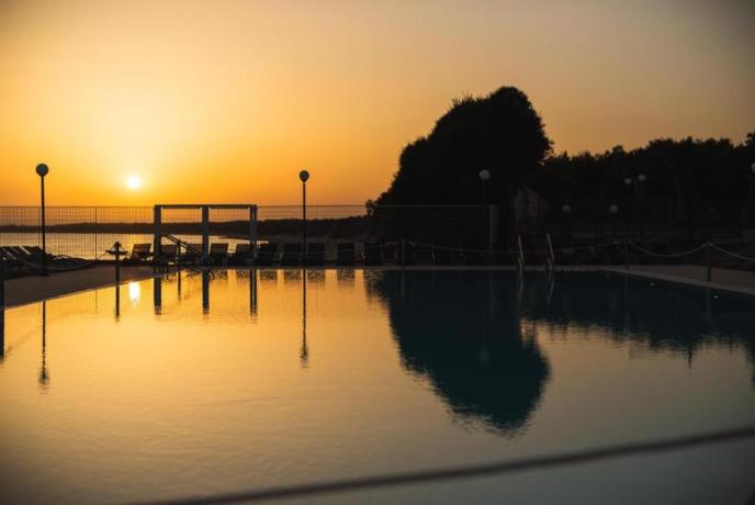 Tramonto in piscina hotel4stelle Taranto