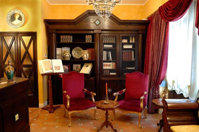 Libreria dell'hotel nel Parco dell'Etna