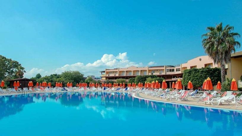 Resort 4 stelle con piscina, ristorante, animazione