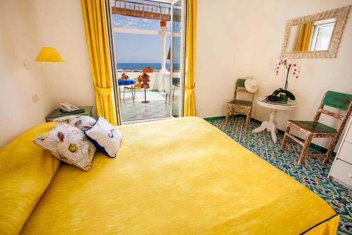 Camere con balcone attrezzato vista mare