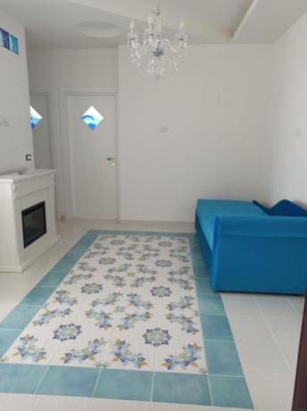 Ampio-salone con Biocamino-divano-letto-attico-Gaeta