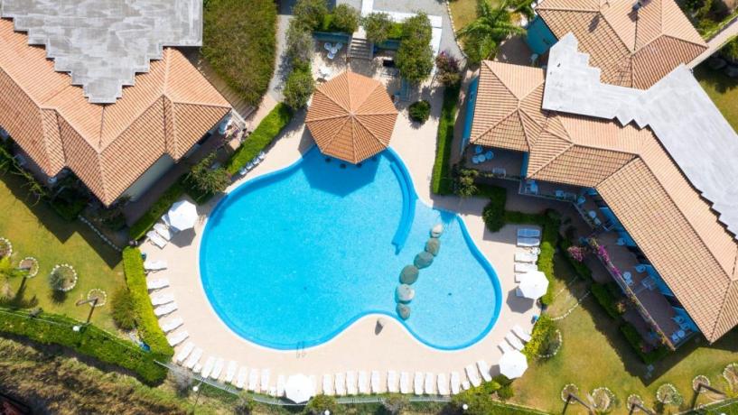 Villaggio con piscina adulti e bambini 