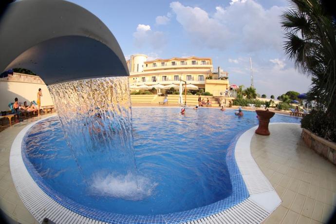 Piscina esterna a Diamante, Calabria 