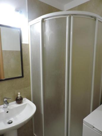 Monolocale a Spoleto bagno con doccia