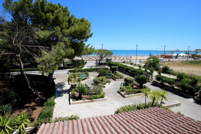 60 mt dal mare e 700 mt dal centro di Vieste, Camere e Appartamenti Vacanze con Piscina e Servizio Spiaggia.