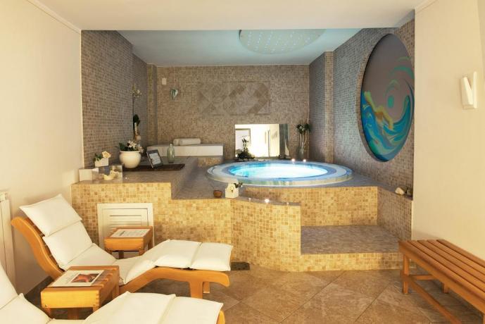 OFFERTA MAGGIO GIUGNO in Suite con Spa Privata ad Assisi, Centro Benessere e Piscina con Centro Benessere o SPA