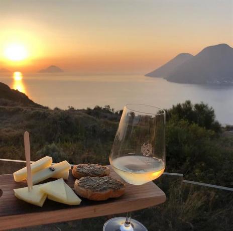 Organizzazione aperitivi al tramonto relais moderno Lipari-Sicilia