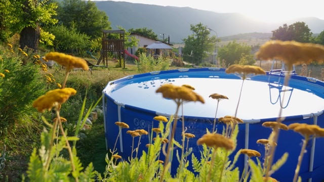 Piscina e parco giochi bambini appartamenti-vacanze Fontecchio 